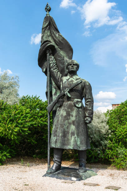 estatua de un soldado del ejército de liberación soviético en el parque memento en budapest, hungría - liberation monument budapest hungary monument fotografías e imágenes de stock