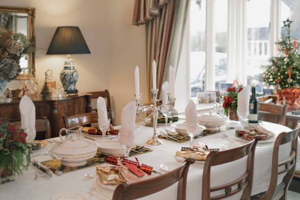 table à manger de noël - upper class food empty retro revival photos et images de collection