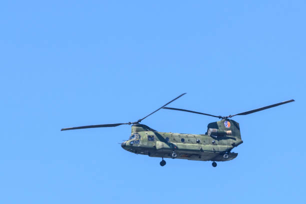 飛行中のオランダ空軍のボーイングch-47チヌーク輸送ヘリコプター - military airplane helicopter military boeing vertol chinook ストックフォトと画像