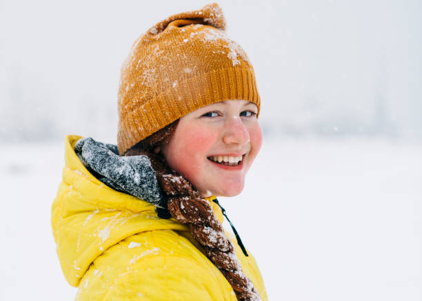 chica disfrutando de un día de invierno nevado al aire libre - mejillas enrojecidas fotografías e imágenes de stock