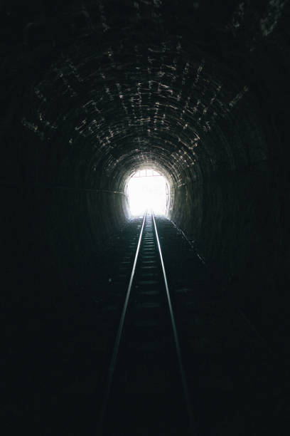 túnel ferroviario abandonado - train tunnel fotografías e imágenes de stock