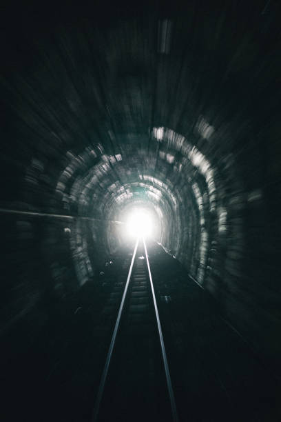 túnel ferroviario abandonado - train tunnel fotografías e imágenes de stock