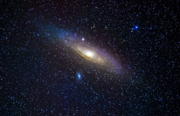 andrómeda galaxy m31.  estrellas y polvo espacial en el universo.  fondo astronómico, espacio profundo. - galaxia andrómeda fotografías e imágenes de stock