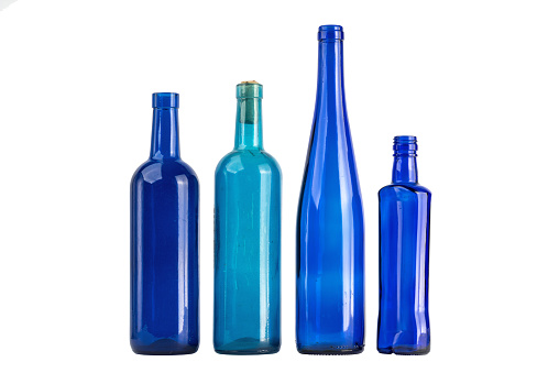 Botellas de alcohol azul vacías sobre un fondo blanco aislado photo