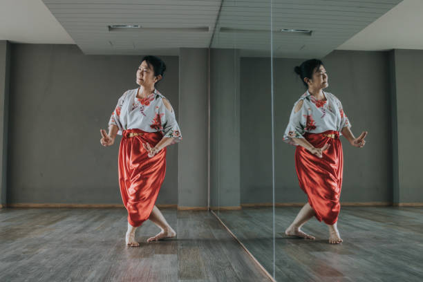 tajski nauczyciel z jej specjalnym hobby: tajski styl tańca-stock zdjęcie - old senior adult buddhism art zdjęcia i obrazy z banku zdjęć