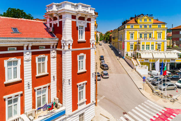 vista aérea de belas casas antigas na cidade de ruse, bulgária - danube river fotos - fotografias e filmes do acervo