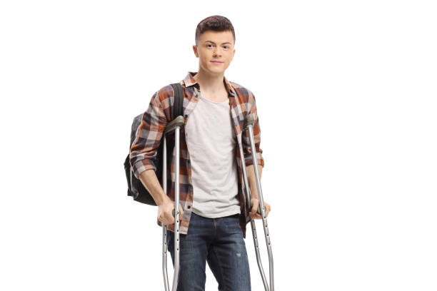 ragazzo che cammina con le stampelle - men crutch isolated support foto e immagini stock