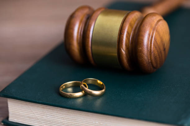 rings with judge on book - divorce imagens e fotografias de stock