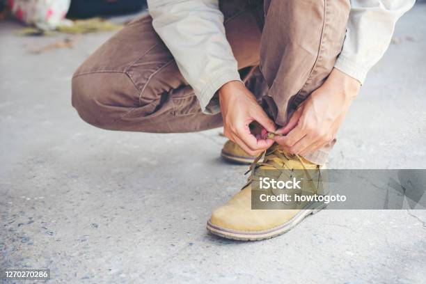 El Hombre Usa Botas Marrones Concepto De Viaje Foto de stock y más banco de imágenes de Hombres - Hombres, Pantalón, Vestirse - iStock El Hombre Usa Botas Marrones Concepto De Viaje Foto de stock y más banco de imágenes de Hombres - Hombres, Pantalón, Vestirse - iStock