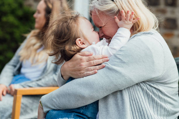 kocham moją babcię - granddaughter feelings behavior family zdjęcia i obrazy z banku zdjęć