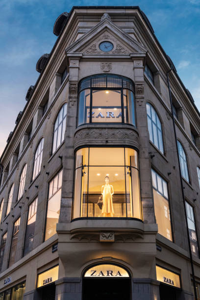 zara fashion clothing store in copenhagen, denmark - architecture travel destinations vertical outdoors imagens e fotografias de stock