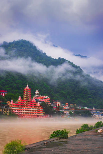 river ganga in rishikesh  during monsoon - beautiful blue sport vertical imagens e fotografias de stock