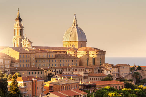 loreto - comune italiano in provincia di ancona. vista panoramica della residenza della basilica della santa casa, un luogo di pellegrinaggio popolare per i cattolici al tramonto - vatican sky summer europe foto e immagini stock