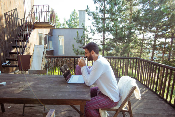 chłodne poranki - wireless technology working at home one person reading zdjęcia i obrazy z banku zdjęć