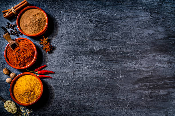 fundo de especiarias indianas: pó de canela, páprica e cúrcuma - chilli powder - fotografias e filmes do acervo