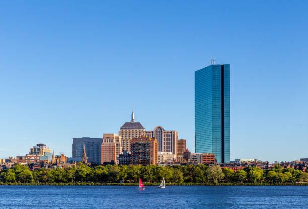 vue sur la rivière charles en direction du quartier de back bay à boston. - boston skyline charles river blue photos et images de collection