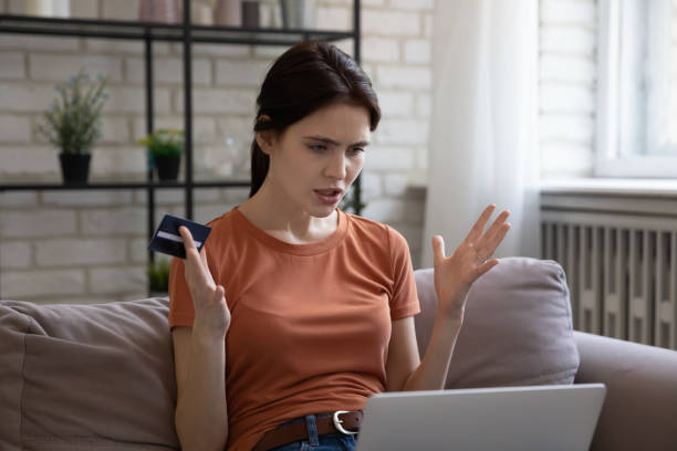 ragazza arrabbiata frustrata dal pagamento web fallito - teenager laptop computer anger foto e immagini stock