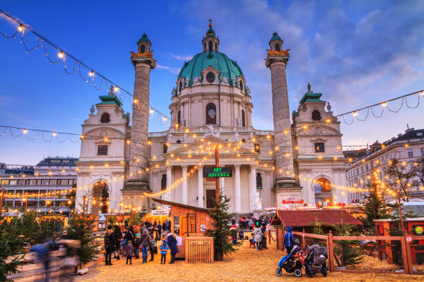 paesaggio urbano festivo - vista del mercatino di natale in karlsplatz (piazza carlo) e la karlskirche (chiesa di san carlo) - karlsplatz foto e immagini stock