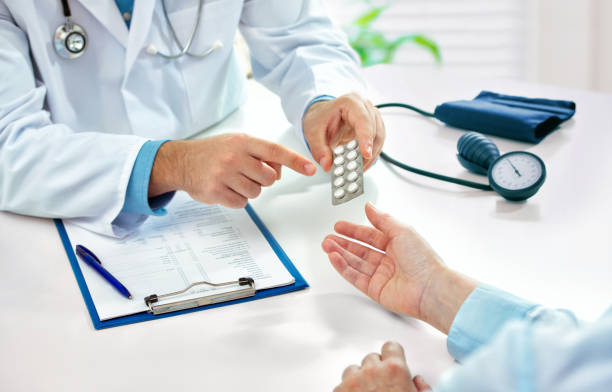 médico recetando medicamentos a un paciente en la oficina - receta instrucciones fotografías e imágenes de stock