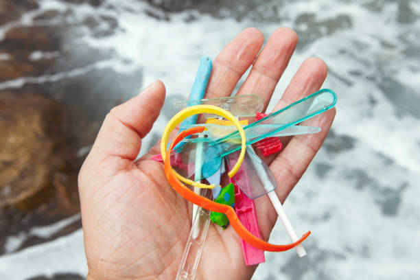 microplásticos en el mar - pollution sea toxic waste garbage fotografías e imágenes de stock