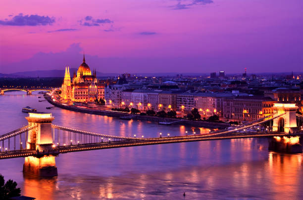 budapest's chain bridge & parliament building - budapest parliament building chain bridge night imagens e fotografias de stock