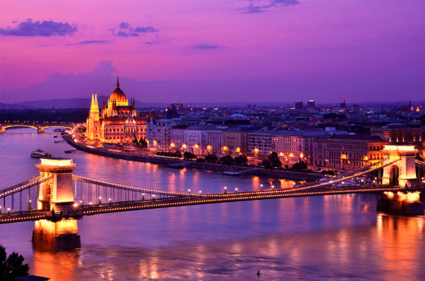 цепной мост будапешта и здание парламента - budapest chain bridge night hungary стоковые фото и изображения