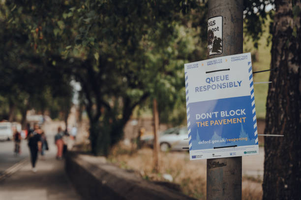 queue responsibly and dont block the pavement sign on a street in oxford, uk. - one way road sign sign blank imagens e fotografias de stock