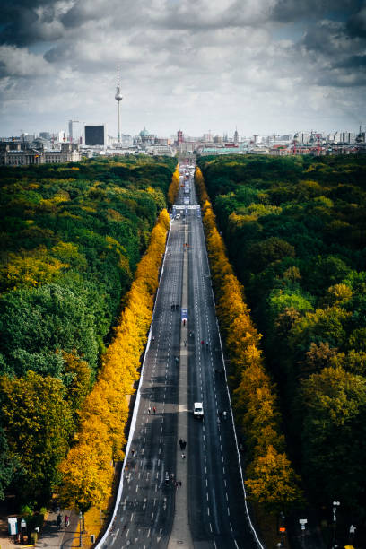 берлин, вид с колонны победы на бранденбургские ворота - berlin germany overcast dramatic sky skyline стоковые фото и изображения