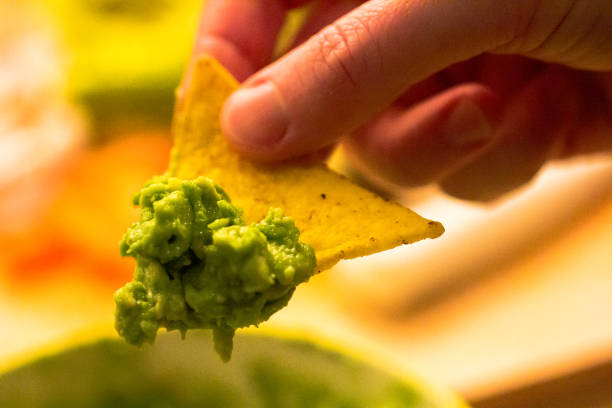 nacho with guacamole - fotografia de stock