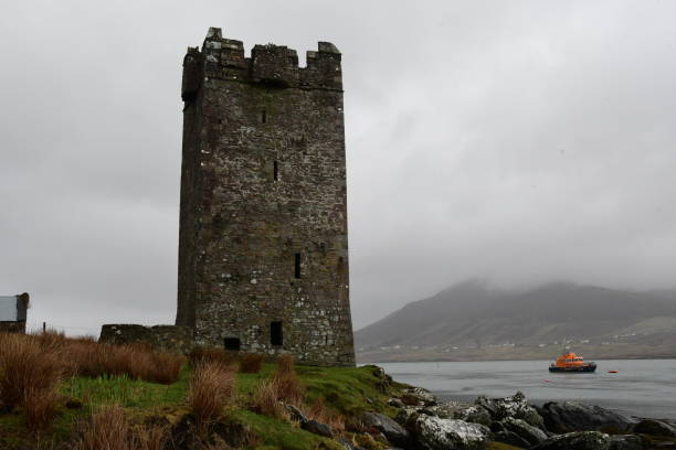 château de la reine pirate, irlande - county mayo ireland photos et images de collection