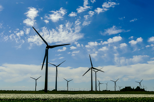turbinas eólicas en el campo, hermosa foto imagen digital, en Suecia Escandinavia Norte de Europa photo