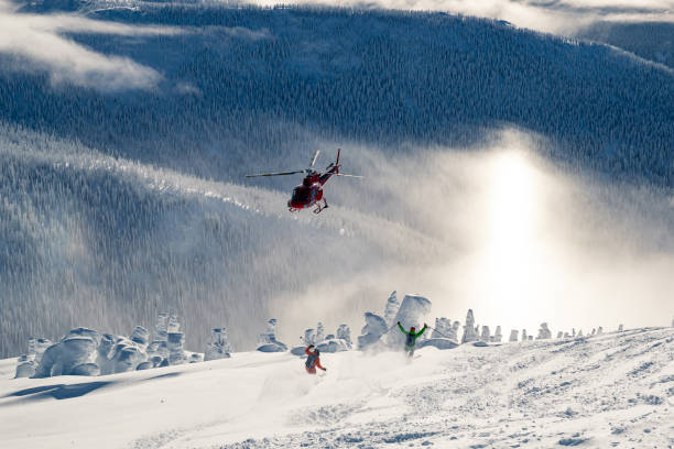 ski en poudreuse - skiing sports helmet powder snow ski goggles photos et images de collection