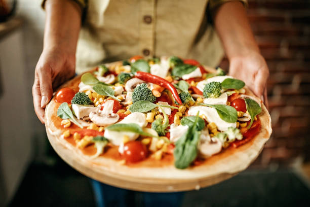 trabajo de mis manos - vegetarian pizza fotografías e imágenes de stock