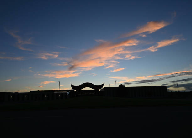 zachód słońca nad anoka high school - anoka zdjęcia i obrazy z banku zdjęć