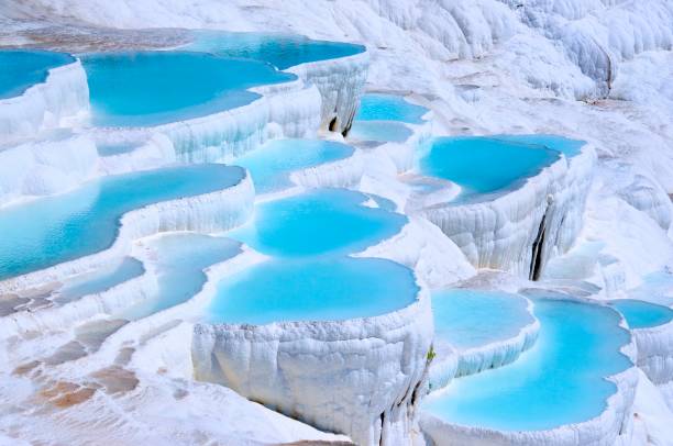 pamukkale - eau thermale riche en minéraux - hierapolis photos et images de collection