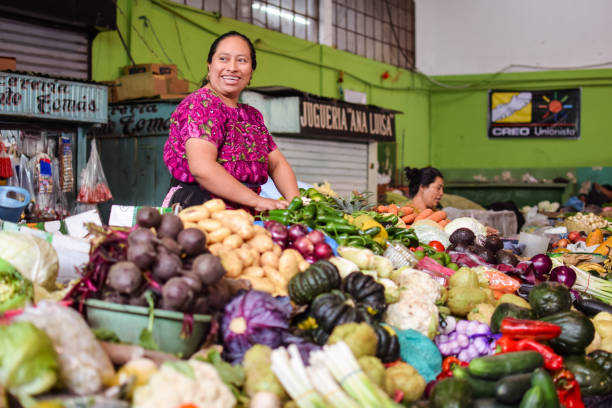 グアテマラの地元市場で野菜を販売する先住民の女性 - グアテマラ 写真 ストックフォトと画像
