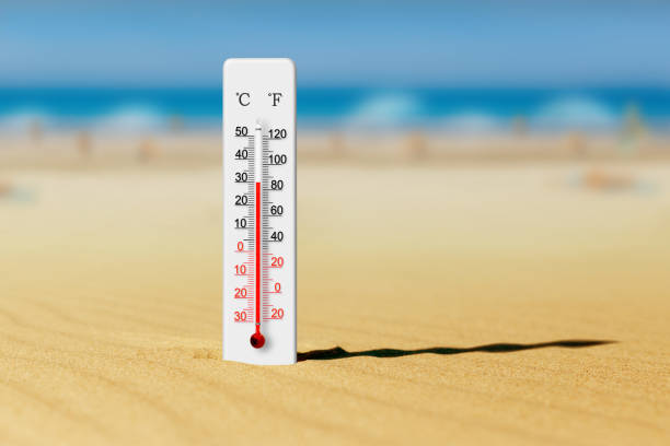 costa del mar en el caluroso día de verano. termómetro de madera en la arena. temperatura ambiente más 30 grados centígrados - fahrenheit fotografías e imágenes de stock