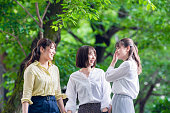 屋外を歩くアジアの女の子のグループ.友情の概念。