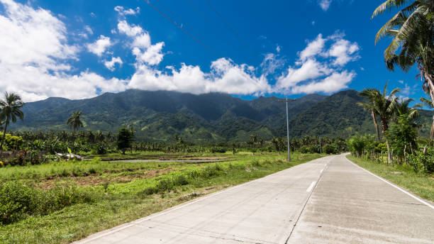 una carretera que conduce a las montañas de la sierra madre, en san luis, aurora cerca de baler. carretera de hormigón de 2 carriles - baler fotografías e imágenes de stock