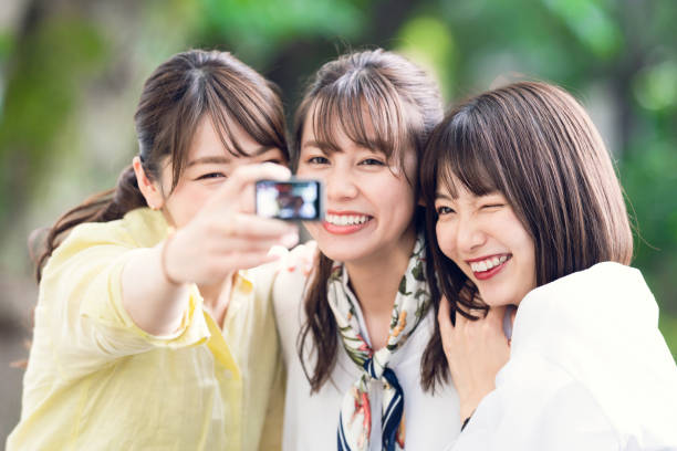 gruppe von asiatischen frau macht ein selfie. - japanischer abstammung fotos stock-fotos und bilder