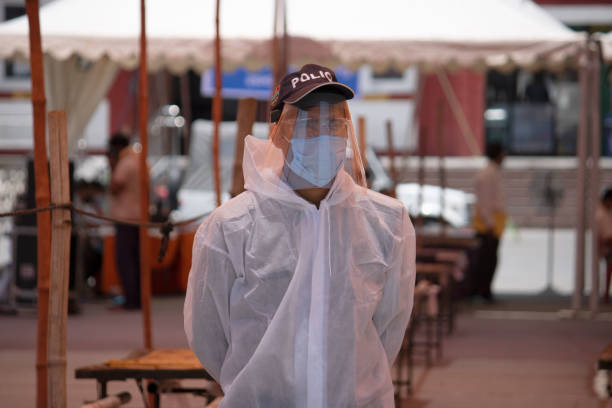 travailleur municipal buée sur le marché pour lutter contre la dengue en pandémie covide. - titre dalbum photos et images de collection