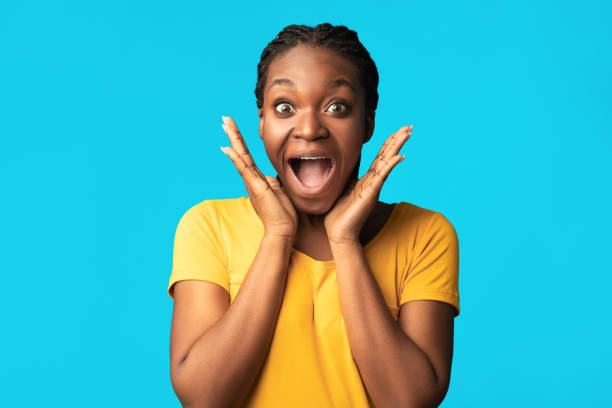 surprised african girl shouting omg in excitement, studio shot - surprise imagens e fotografias de stock