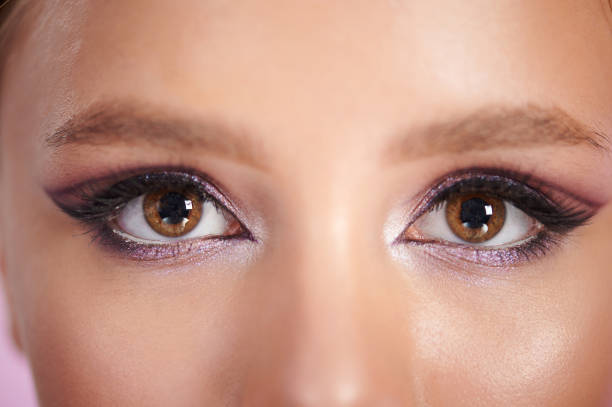 여자의 눈을 가까이 - optometrist healthcare and medicine caucasian glamour 뉴스 사진 이미지