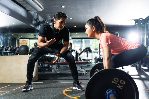 personal trainer teaches about exercise deadlift posture - secrecy instructor exercising individuality imagens e fotografias de stock