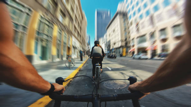 pov 자전거 타기 : 샌프란시스코에서 도로 경주 자전거를 가진 남자와 여자 - bikers point of view 뉴스 사진 이미지