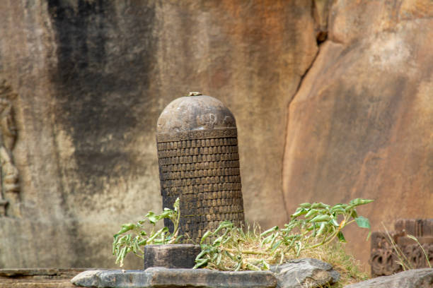скульптура шивлинг, форт калинджар, уттар-прадеш, индия - carving monument fort pradesh стоковые фото и изображения