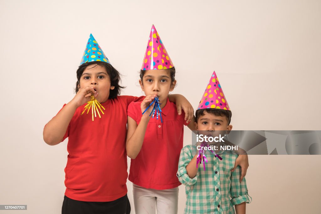 Bambini Piccoli Che Indossano Berretti Di Compleanno E Fischietti -  Fotografie stock e altre immagini di 2-3 anni - iStock