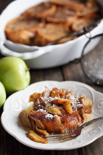 jabłko francuski toast zapiekanka - breakfast bread table drop zdjęcia i obrazy z banku zdjęć