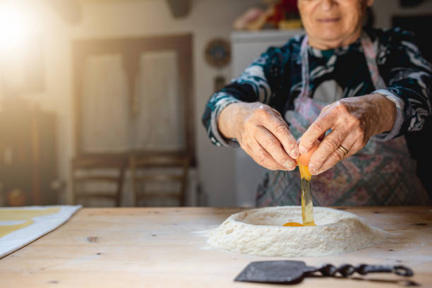 自家製パスタを準備するためにこね閉じる老婦人。 - healthy eating italian culture traditional culture close up ストックフォトと画像