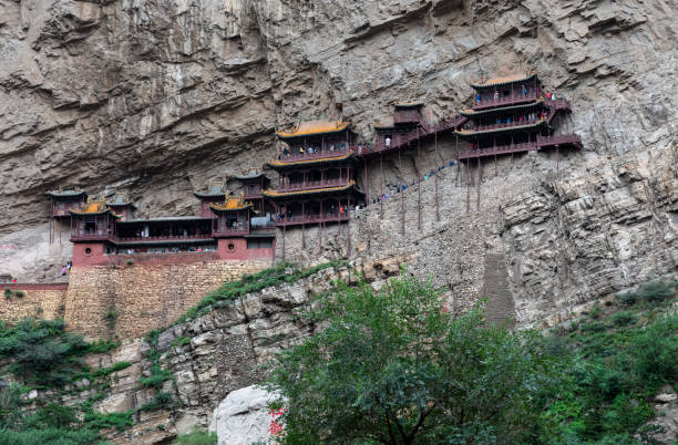 xuankong ou temple suspendu sur la falaise au mont heng - datong photos et images de collection